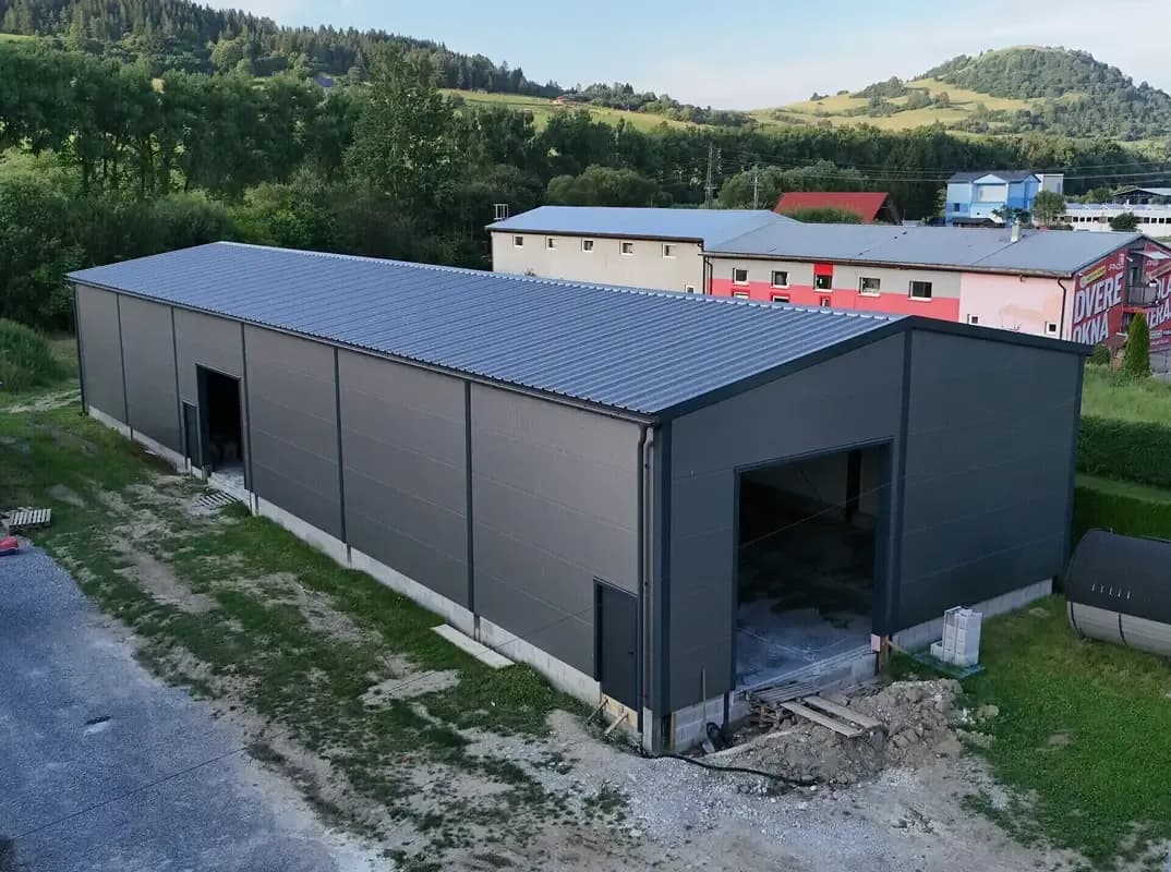 Kovové konštrukcie a skladové haly – základ stability priemyselných projektov